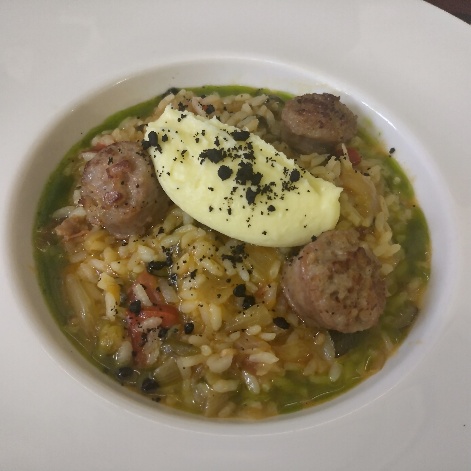 Arroz cremoso de Valareña con longaniza y ajoaceite de patata y tierra de olivas