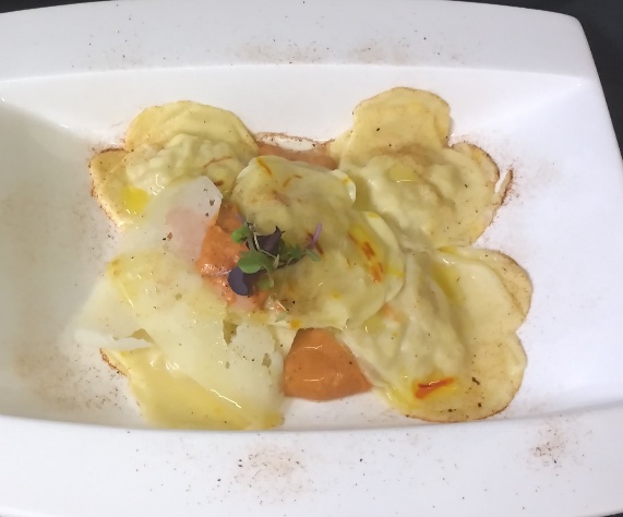 Ravioli de Azafrán con huevos rellenos de manzana queso y salsa pesto