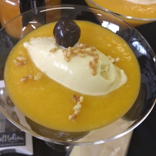 Sopa de Melocotón y su helado, crispis de arroz y bombón de oliva
