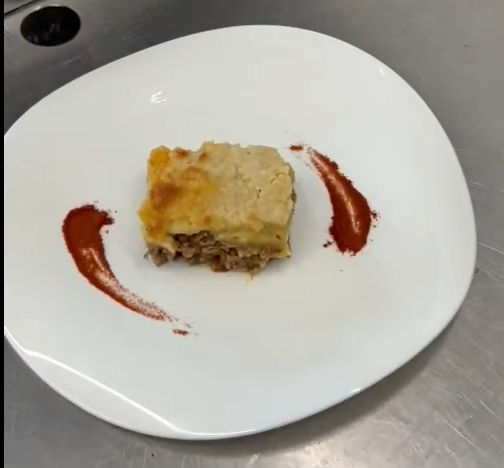 Pastel de carne con ragú de ternera del Valle de Aísa puré de patata de Cella y queso de oveja Galindo