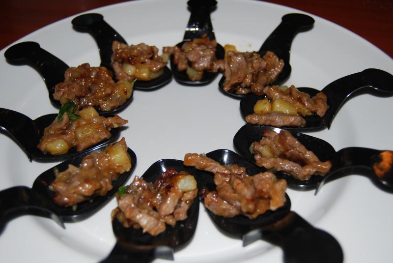 Tiras de cadera de Biotternera salteda a los ajos con salsa de pimientos rojos