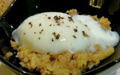 Huevo Trufado cocinado a baja temperatura sobre crema de patatas, hongos y velo de Queso Curado Dos Arbas