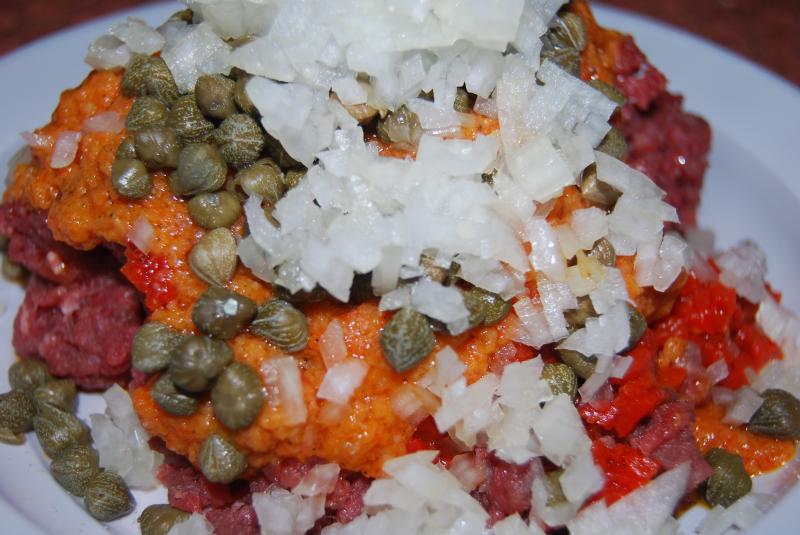 Tartare con ternera de Biota, aliñada con paté de pimiento rojo de Uncastillo, pimiento rojo de Bardenas y Alcaparras de Ballobar