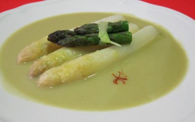 Esparragos blancos sobre crema de Trigueros al Azafrán