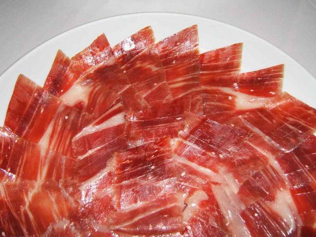 Rollo de carne con bechamel de pimientos