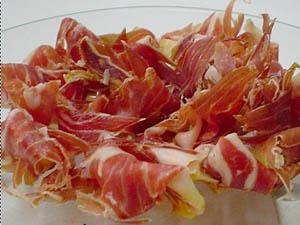 Rollitos de jamón de Teruel con trigueros y ajetes