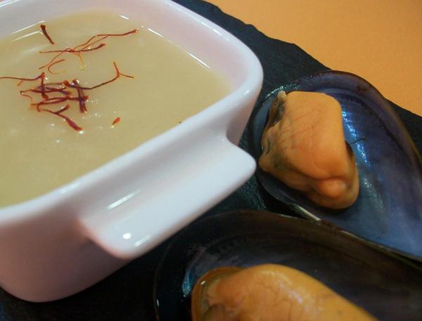Mejillones con veloute al azafrán