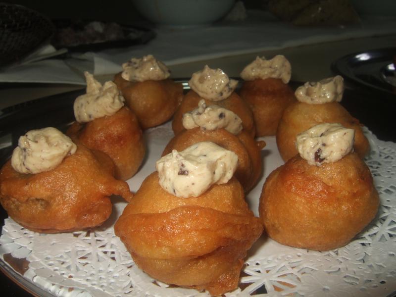 Buñuelos de morcilla de Erla con crema de olivas negras y cebolla