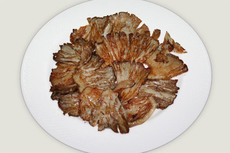 Plato de Jamón de Teruel servido con Setas fritas del Pinar de Cedrillas y Salsita de Cebolla dulce del huerto